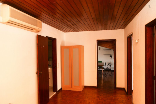 Single bedroom in a 6 bedroom apartment - Gallery - 22