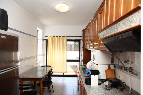 Single bedroom in a 6 bedroom apartment