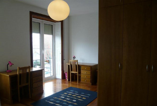 Room with 2 single beds in apartment 15 rooms