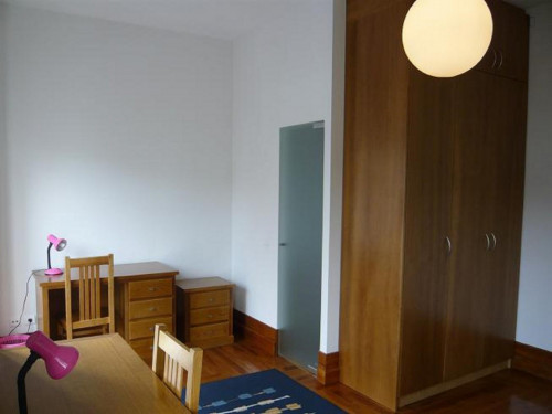 Room with 2 single beds in apartment 15 rooms