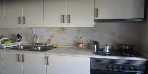 Double bedroom, with private bathroom, in 15-bedroom apartment