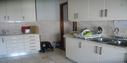 Double bedroom, with private bathroom, in 15-bedroom apartment