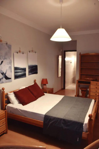 Comfy double bedroom ensuite close to Faculdade de Economia da Universidade de Coimbra
