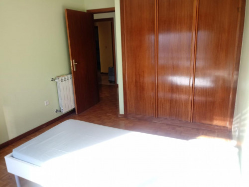 Single bedroom in a 3-bedroom apartment close to the beach