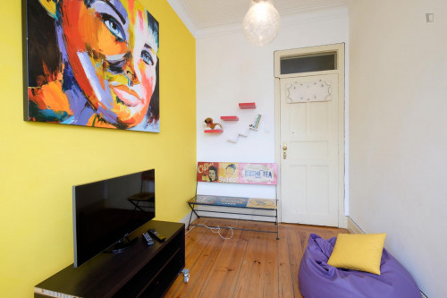 Single bedroom, with balcony, in 4-bedroom apartment