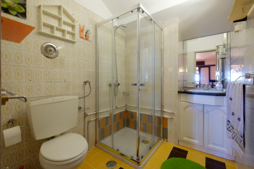Single bedroom in 5-bedroom apartment