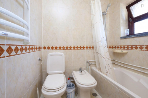 Single bedroom in 5-bedroom apartment