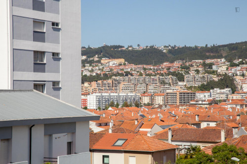 Comfortable single ensuite bedroom in a 4-bedroom apartment close to São José train station
