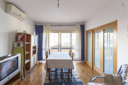 Comfortable single ensuite bedroom in a 4-bedroom apartment close to São José train station - Gallery - 19