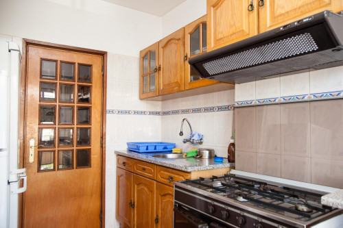 Comfortable single ensuite bedroom in a 4-bedroom apartment close to São José train station - Gallery - 9