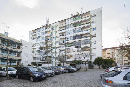 Comfortable single ensuite bedroom in a 4-bedroom apartment close to São José train station