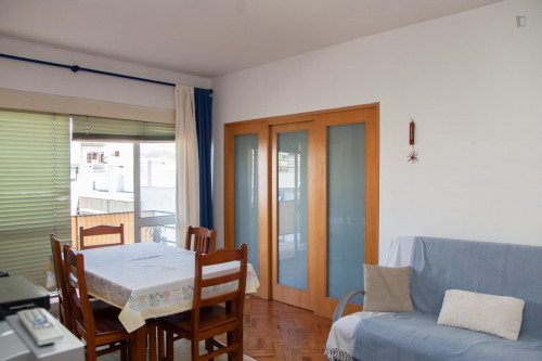 Comfortable single ensuite bedroom in a 4-bedroom apartment close to São José train station - Gallery - 16