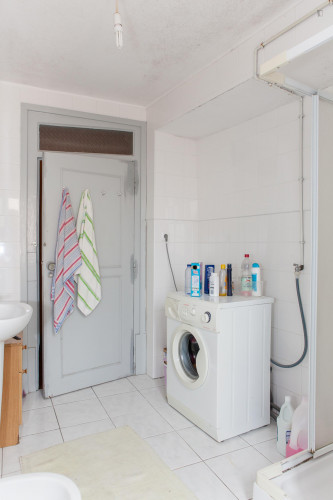 Snug single bedroom in an apartment close to Faculdade de Medicina