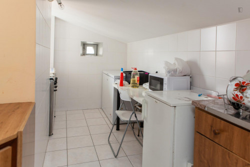 Snug single bedroom in an apartment close to Faculdade de Medicina - Gallery - 11