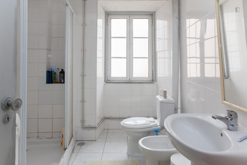 Snug single bedroom in an apartment close to Faculdade de Medicina - Gallery - 6