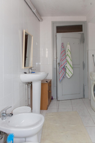 Snug single bedroom in an apartment close to Faculdade de Medicina