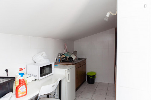 Snug single bedroom in an apartment close to Faculdade de Medicina - Gallery - 12