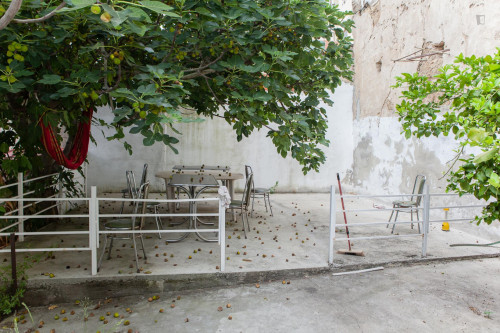 Snug single bedroom in an apartment close to Faculdade de Medicina