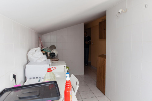 Snug single bedroom in an apartment close to Faculdade de Medicina