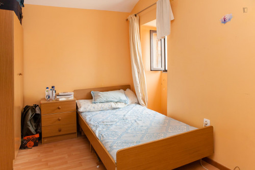 Snug Single Bedroom In An Apartment Close To Faculdade De Medicina - 2