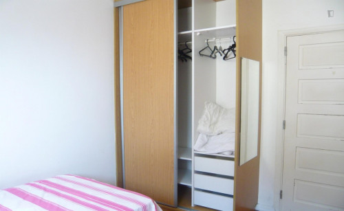 Single bedroom in 4-bedroom apartment