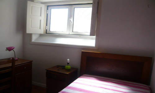 Single bedroom in 4-bedroom apartment