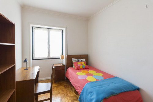 Single bedroom in elegant 5-bedroom apartment near Universidade de Coimbra