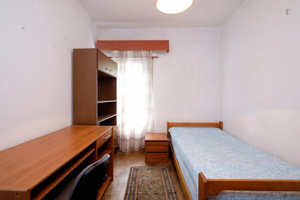 Single bedroom in 4-bedroom apartment