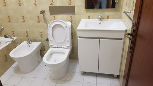 Single bedroom in 4-bedroom apartment - Gallery - 3