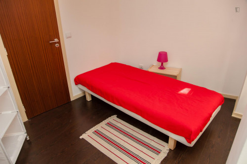 Fine single bedroom in a 4-bedroom flat, in Coimbra's downtown
