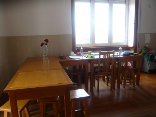 Single bedroom, with private bathroom and balcony, in 15-bedroom apartment