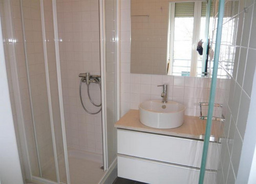 Single bedroom, with private bathroom and balcony, in 15-bedroom apartment