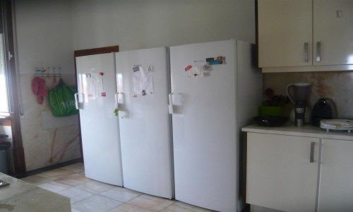 Single bedroom, with private bathroom and balcony, in 15-bedroom apartment - Gallery - 7
