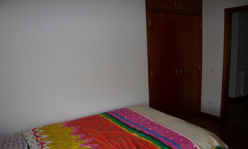 Single bedroom, with private bathroom and balcony, in 15-bedroom apartment