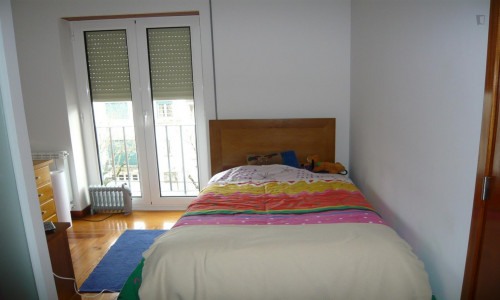 Single bedroom, with private bathroom and balcony, in 15-bedroom apartment