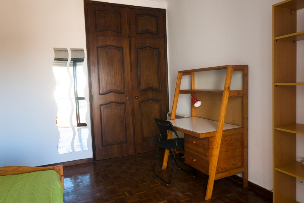 Cosy single bedroom in Santo António dos Olivais