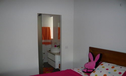 Ensuite bedroom next to the Universidade de Coimbra - Faculdade de Economia