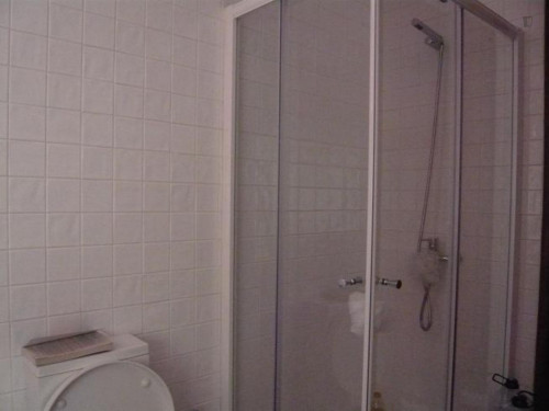 Double bedroom, with private bathroom and balcony, in 15-bedroom apartment