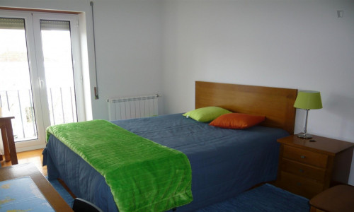 Double bedroom, with private bathroom and balcony, in 15-bedroom apartment