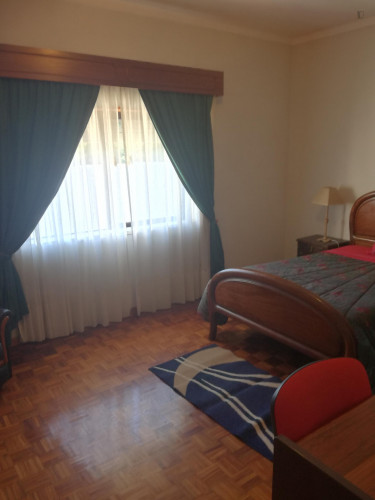 Welcoming Double bedroom in 7-bedroom house