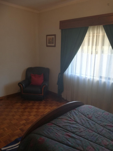 Welcoming Double bedroom in 7-bedroom house