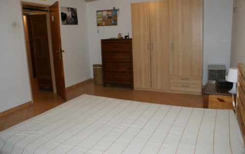 Comfy double bedroom in Coimbra