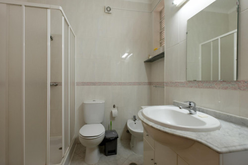 Comfy double bedroom in Coimbra - Gallery - 12