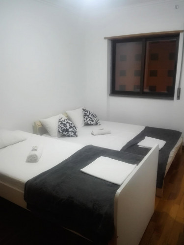 Twin bedroom in a 4-bedroom apartment, in Barreiro