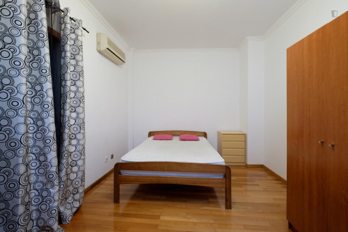 Roomy double bedroom not too far from Faculdade de Farmácia da Universidade de Coimbra  - Gallery -  2