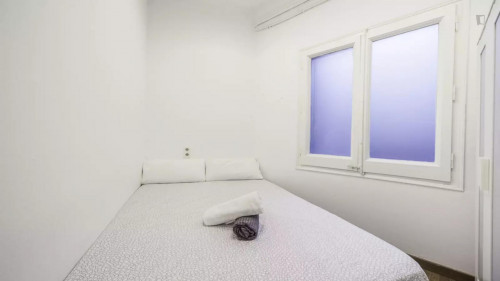 Small Room For Rent In 13-Bedroom Apartment In Sant Gervasi - 1