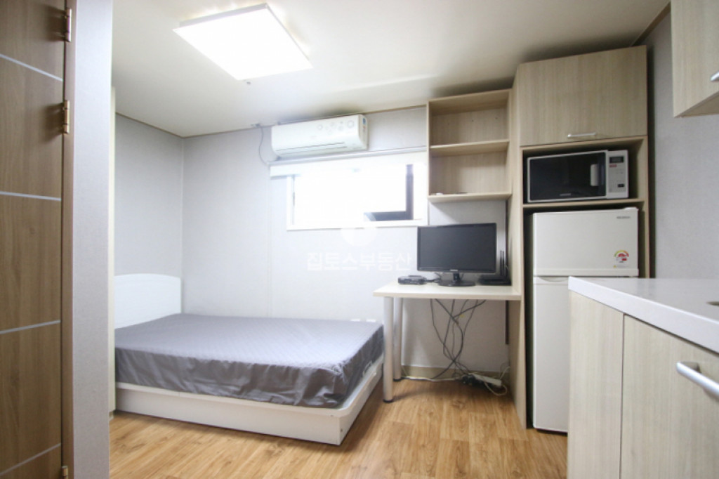 1 Room, Seoul Student