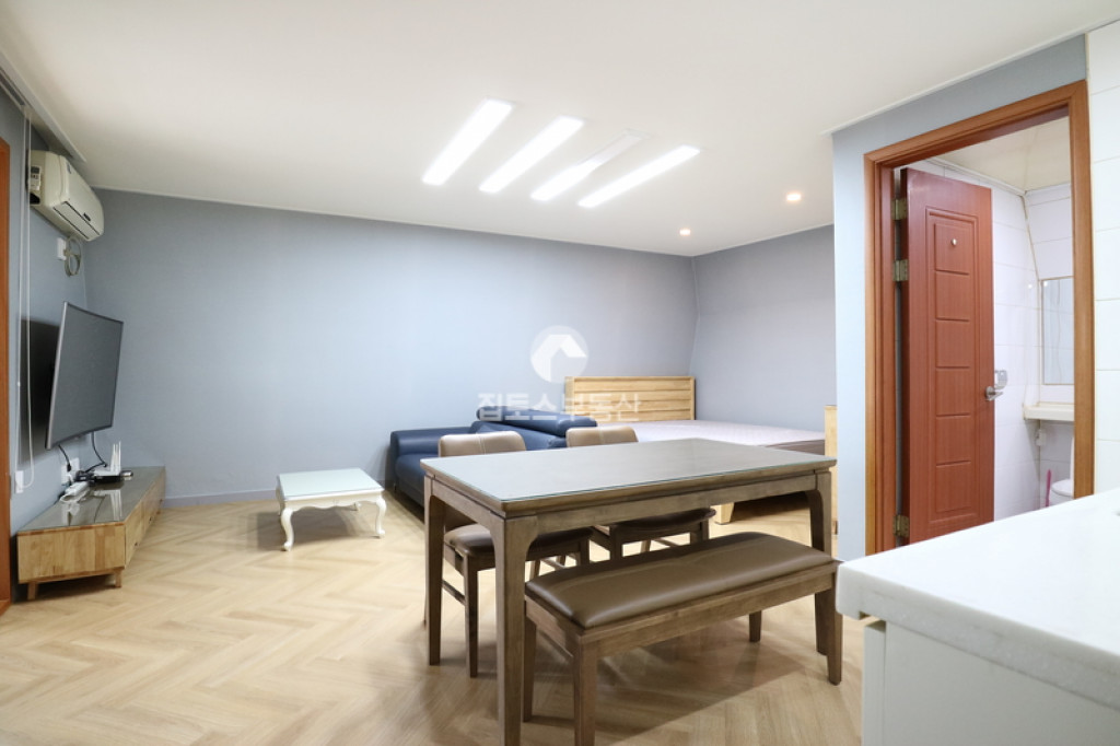 1 Room, Seoul Student