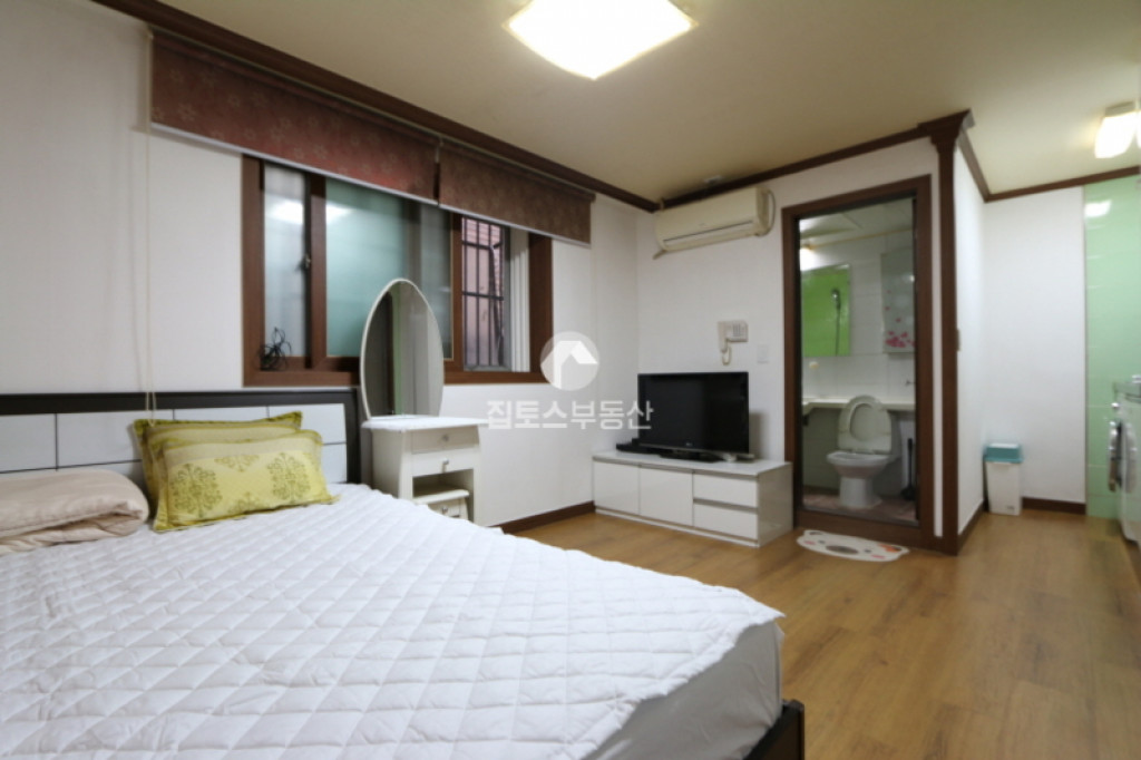 1 Room, Seoul Student