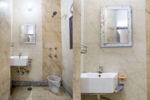 OYO LIFE DEL2154 East of Kailash (Males only) - Gallery - 4